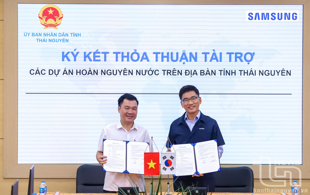 Ông Park Sung Ho, Tổng giám đốc Samsung Việt Nam và lãnh đạo huyện Định Hóa ký kết tại buổi Lễ.
