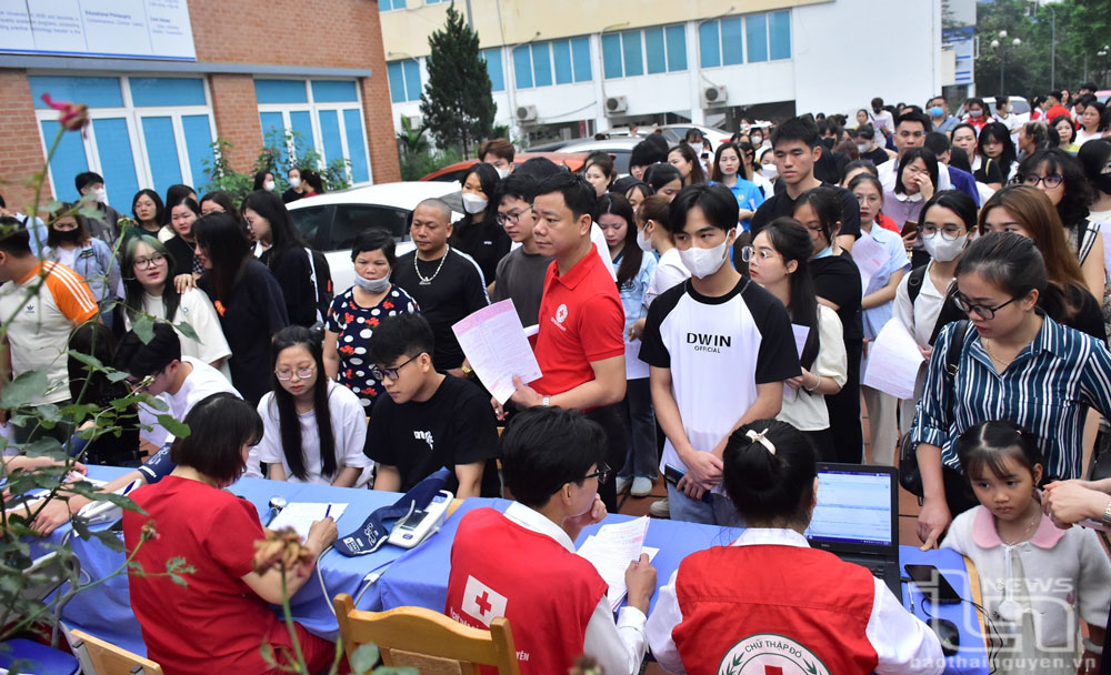 Hàng trăm người đăng ký tham gia hiến máu tại Chương trình.