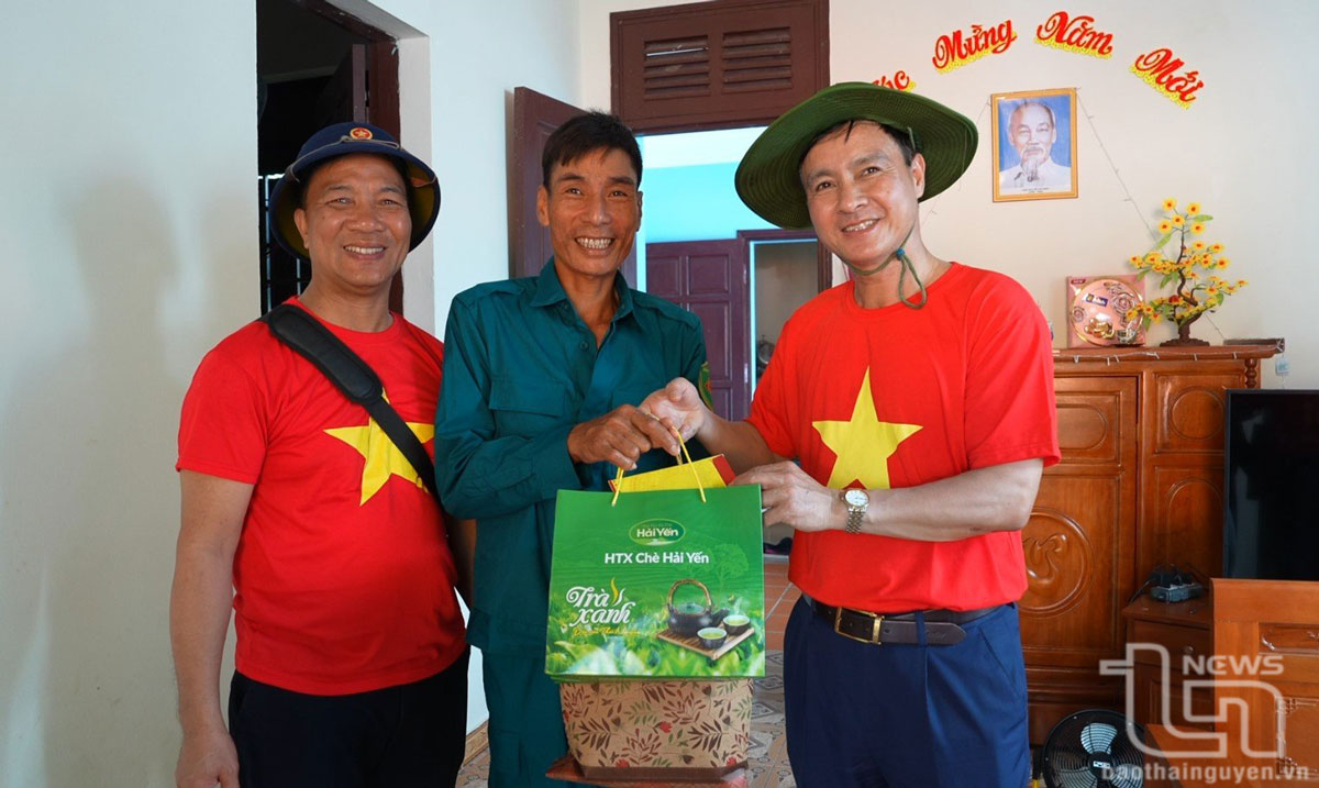 Các đồng chí lãnh đạo tỉnh Thái Nguyên tặng quà quân và dân trên đảo.