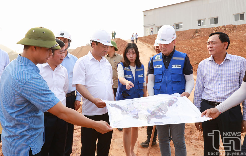 Đồng chí Chủ tịch UBND tỉnh Trịnh Việt Hùng và các đồng chí lãnh đạo tỉnh nghe đại diện chủ đầu tư báo cáo tiến độ triển khai Dự án.

