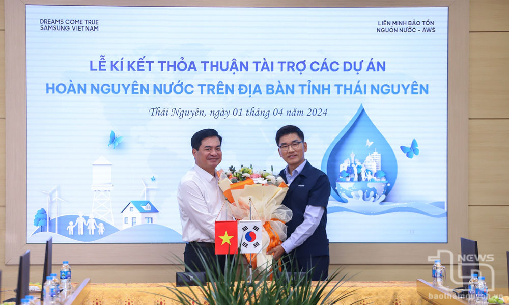 Đồng chí Lê Quang Tiến và lãnh đạo Samsung Việt Nam.