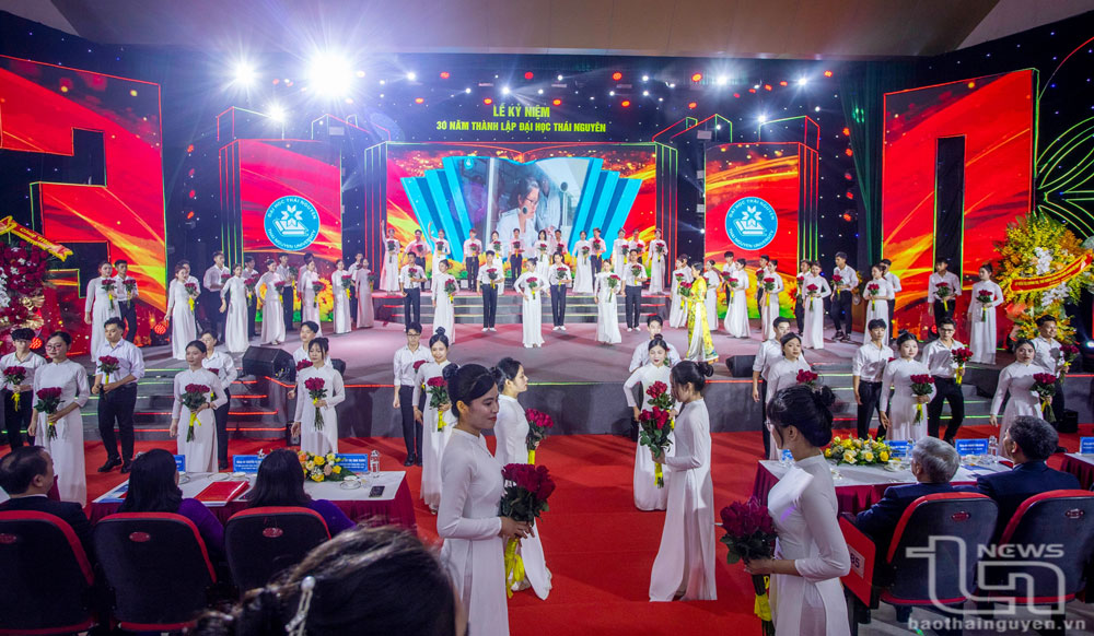 Các tiết mục chào mừng Kỷ niệm 30 năm Ngày thành lập Đại học Thái Nguyên.