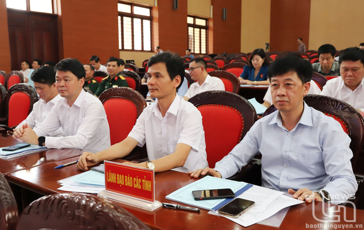 Lãnh đạo Báo Thái Nguyên và các đại biểu dự buổi gặp mặt.