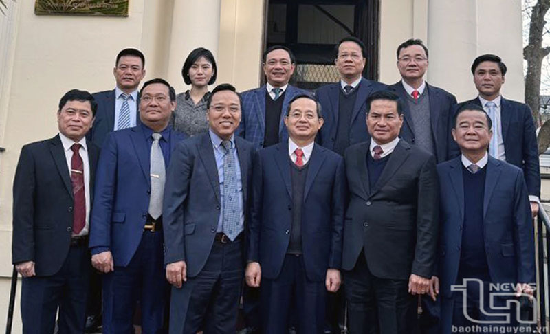Đoàn công tác của tỉnh Thái Nguyên chụp ảnh lưu niệm cùng đồng chí Nguyễn Hoàng Long - Đại sứ Việt Nam tại Vương quốc Anh (hàng đầu, thứ 3 từ trái sang).