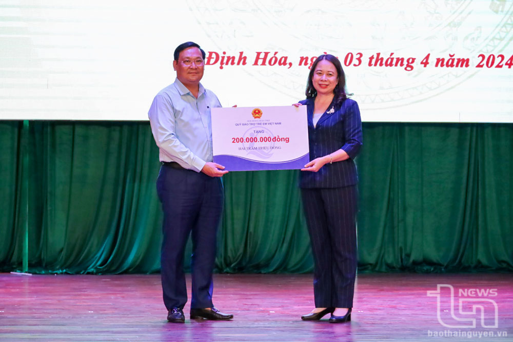 Quyền Chủ tịch nước Võ Thị Ánh Xuân trao 200 suất quà cho lãnh đạo huyện Định Hóa để tặng các em học sinh có hoàn cảnh khó khăn trên địa bàn huyện.