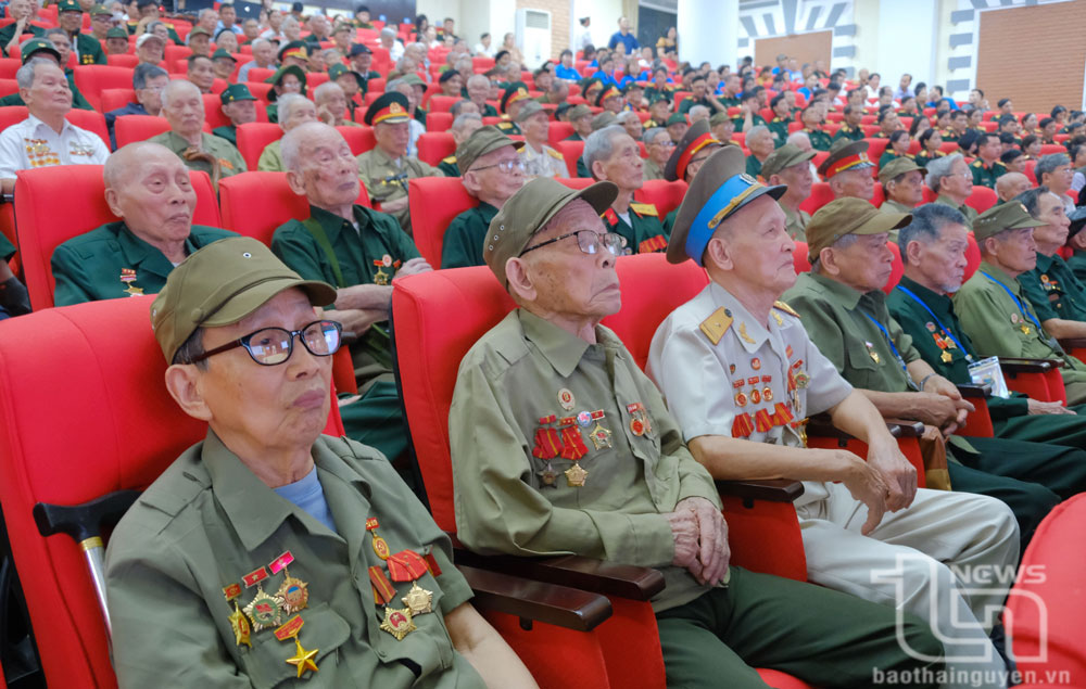 Các đại biểu là chiến sĩ Điện Biên tham dự Chương trình.