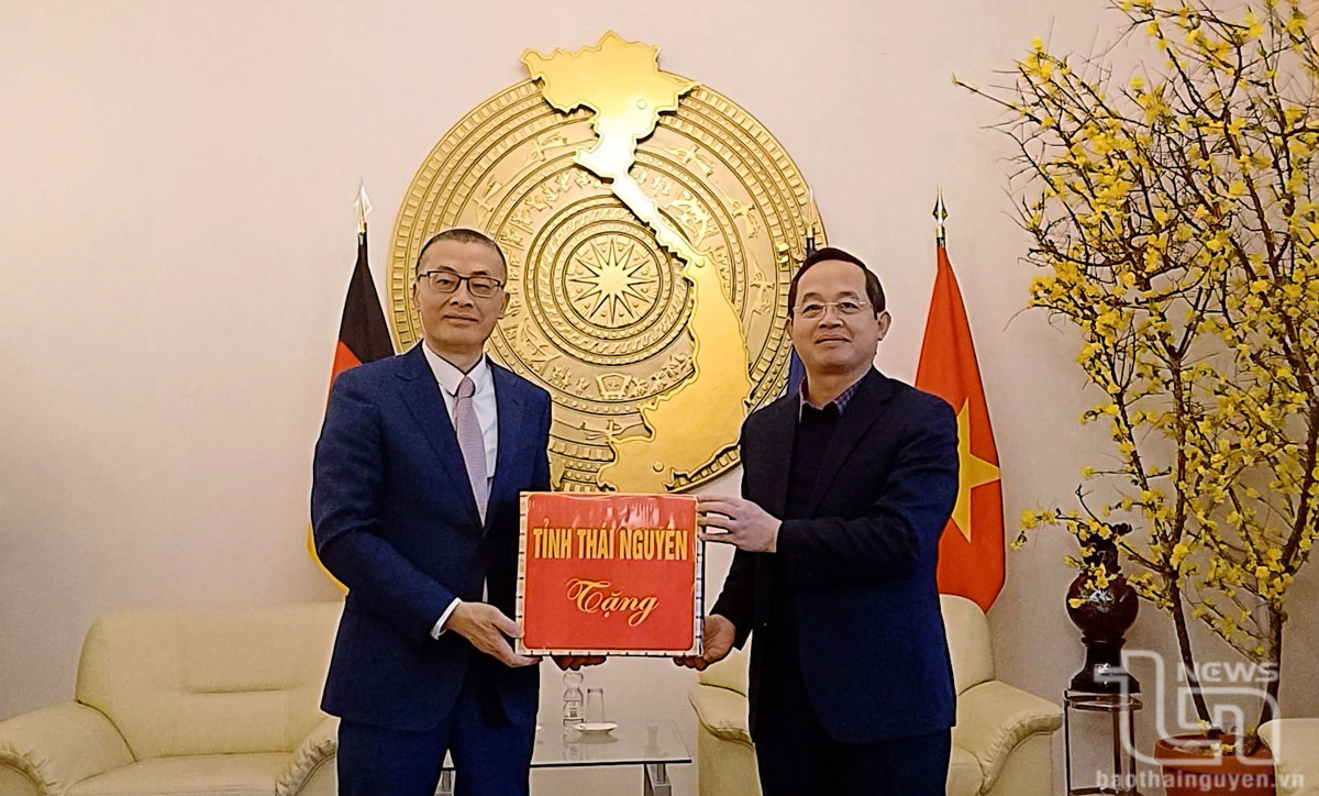 Đồng chí Phạm Hoàng Sơn tặng quà lưu niệm cho Đại sứ Vũ Quang Minh.