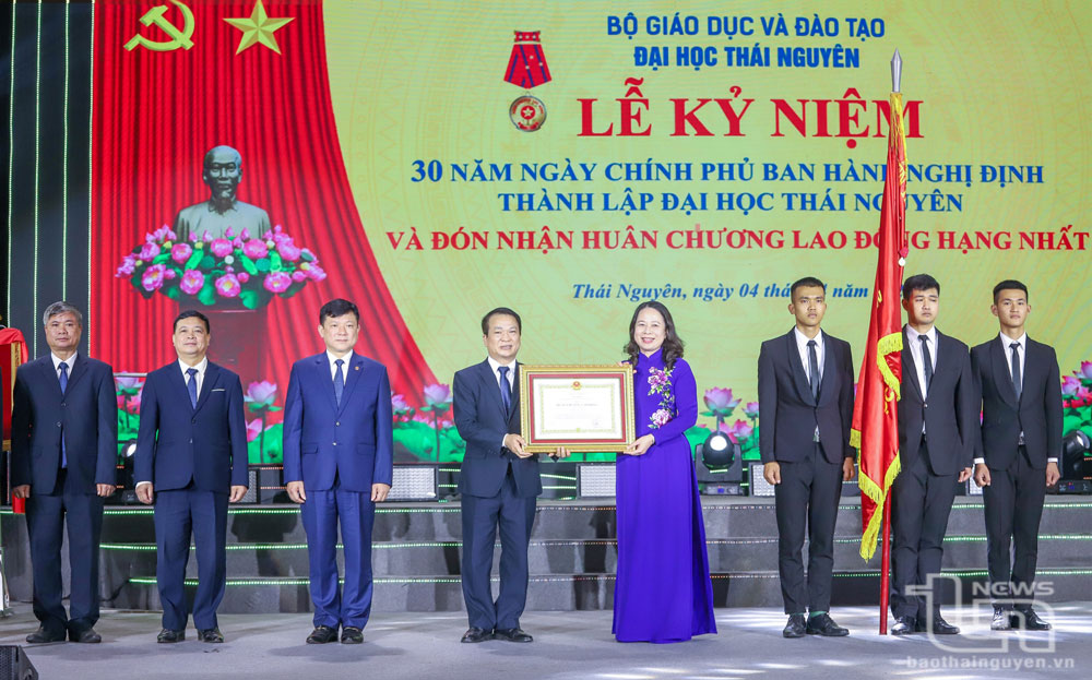 Quyền Chủ tịch nước Võ Thị Ánh Xuân trao Huân chương Lao động hạng Nhất cho Đại học Thái Nguyên.