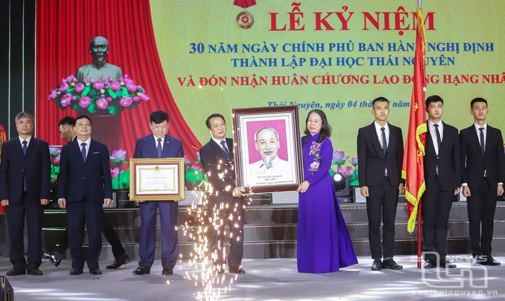 Quyền Chủ tịch nước Võ Thị Ánh Xuân trao tặng ảnh chân dung Chủ tịch Hồ Chí Minh cho Đại học Thái Nguyên.