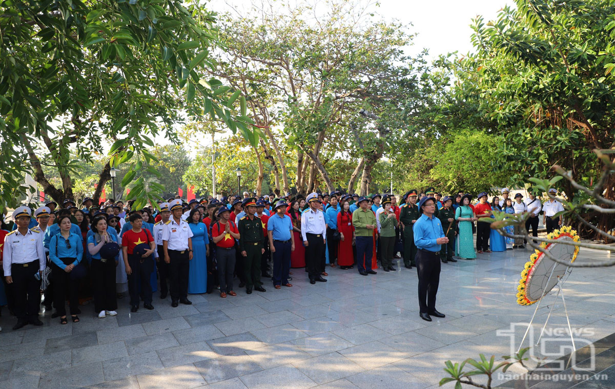 Đồng chí Chủ tịch UBND tỉnh Thái Nguyên Trịnh Việt Hùng và các đại biểu dâng hương tưởng niệm các Anh hùng liệt sĩ tại Đài tưởng niệm Liệt sĩ Trường Sa.