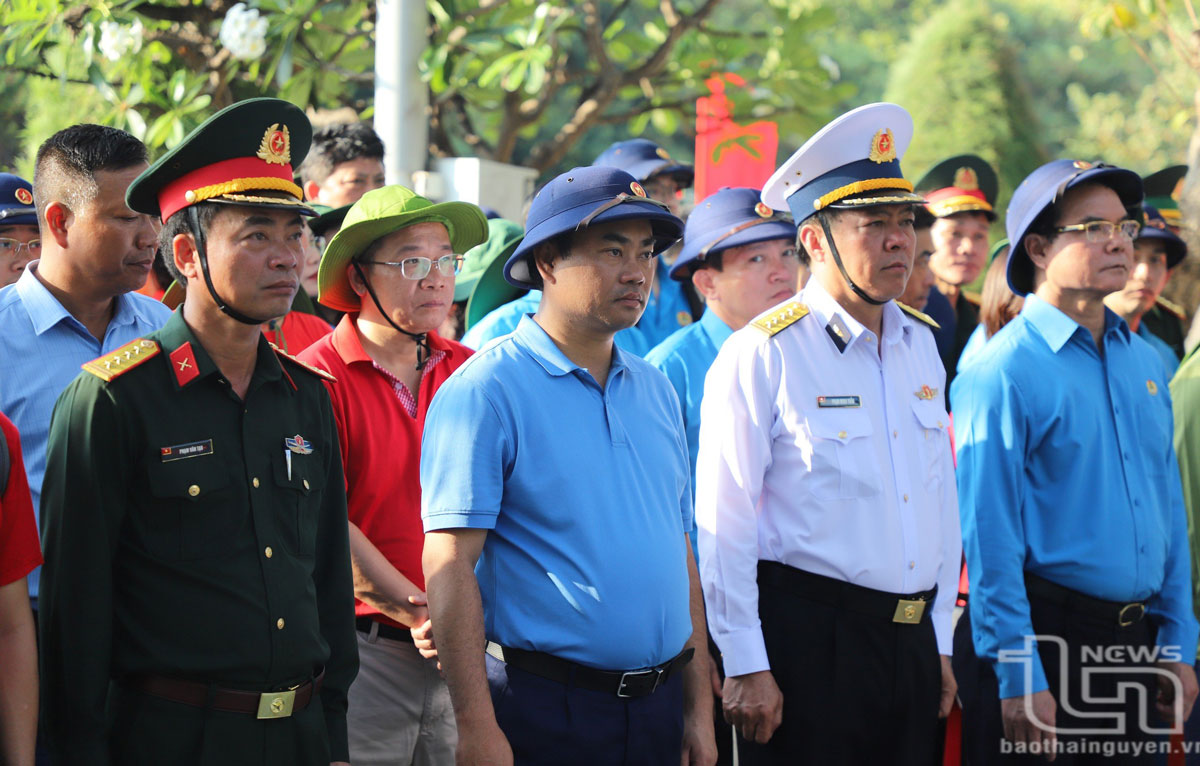 Đồng chí Chủ tịch UBND tỉnh Thái Nguyên Trịnh Việt Hùng và các đại biểu dâng hương tưởng niệm các Anh hùng liệt sĩ tại Đài tưởng niệm Liệt sĩ Trường Sa.