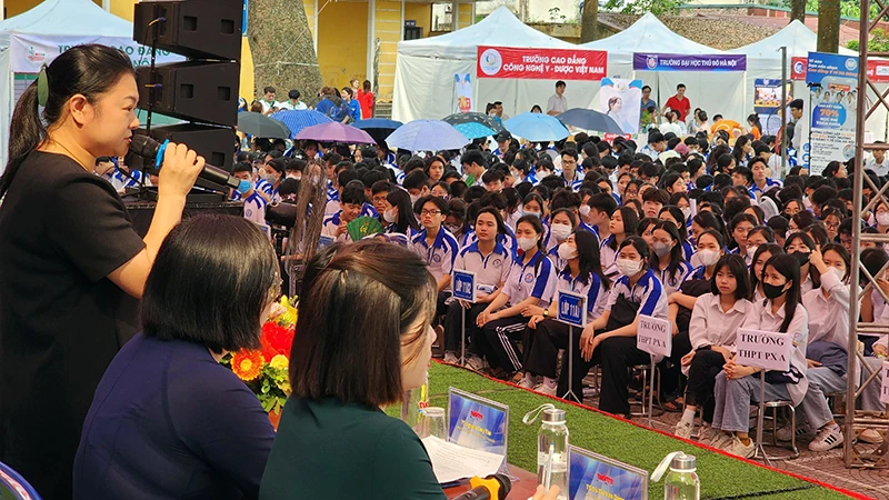Hoạt động tư vấn tuyển sinh, hướng nghiệp năm 2024 tại Trường THPT Đồng Quan, huyện Phú Xuyên, TP Hà Nội. (Ảnh MAI MAI)