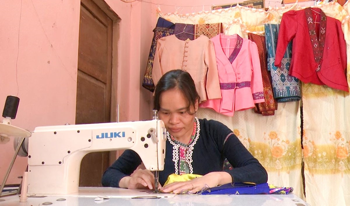 Chị Hồ Thị Bông, người phụ nữ đi đầu đưa máy may công nghiệp vào may trang phục truyền thống