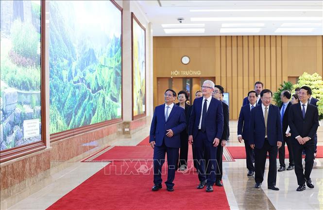 Thủ tướng Phạm Minh Chính và Giám đốc điều hành Tập đoàn Apple (Hoa Kỳ) Tim Cook tham quan Trụ sở Chính phủ.