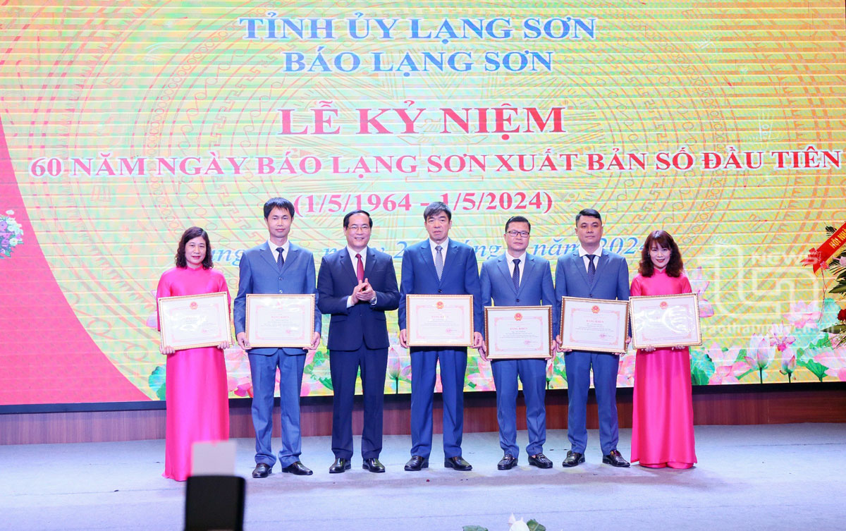 Lãnh đạo tỉnh Lạng Sơn tặng Bằng khen cho tập thể, cán bộ Báo Lạng Sơn.