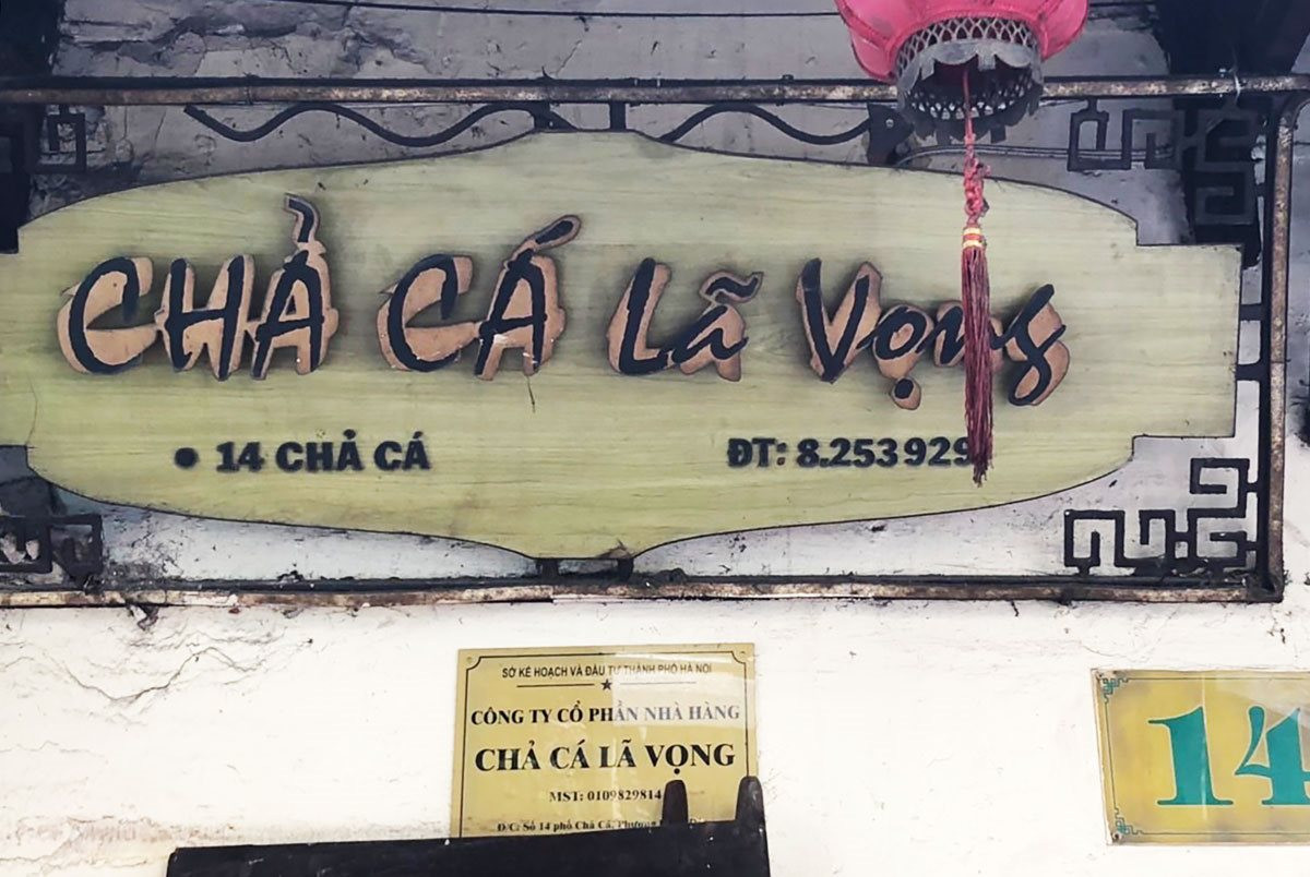 Biển hiệu “Chả cá Lã Vọng” cho thấy lịch sử lâu đời của nhà hàng.
