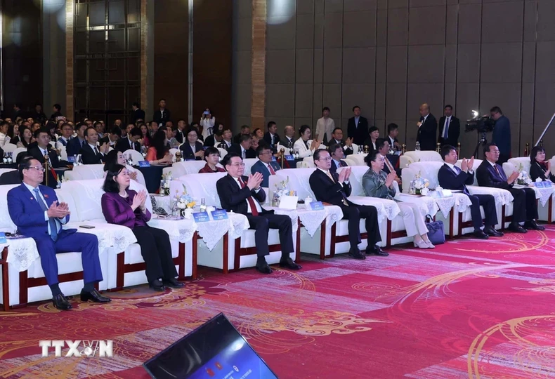 Chủ tịch Quốc hội Vương Đình Huệ và đại biểu dự Diễn đàn chính sách, pháp luật thúc đẩy hợp tác đầu tư thương mại Việt Nam-Trung Quốc. Ảnh: TTXVN.