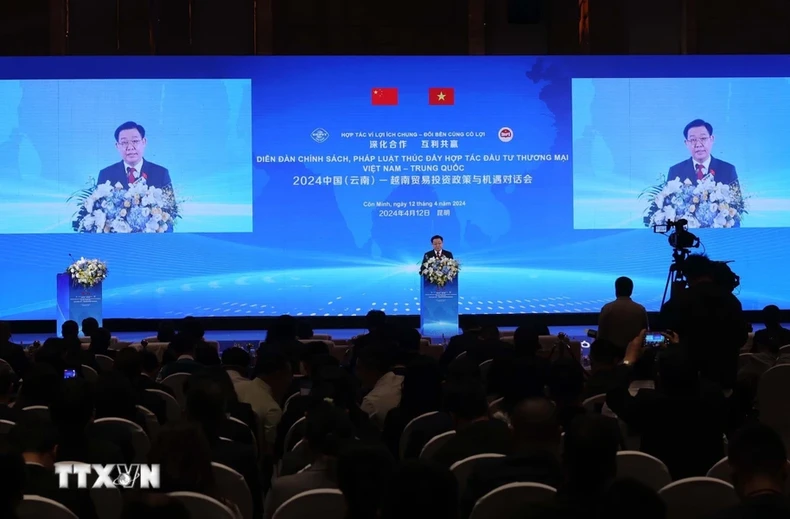 Chủ tịch Quốc hội Vương Đình Huệ phát biểu tại Diễn đàn chính sách, pháp luật thúc đẩy hợp tác đầu tư thương mại Việt Nam-Trung Quốc. Ảnh: TTXVN.