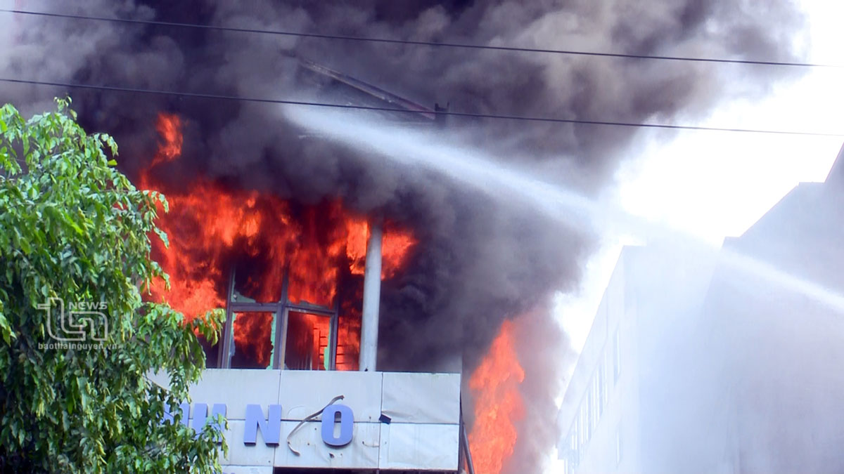 Ngọn lửa bùng cháy tại cửa hàng sữa chữa xe máy trên đường Quang Trung