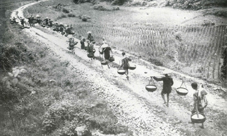 Không quản ngày đêm, dân công chuyển tải lương thực bằng đôi chân ra mặt trận. Ảnh tư liệu 