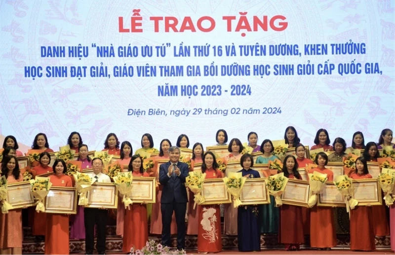 Trao danh hiệu Nhà giáo Ưu tú tặng các thầy giáo, cô giáo tại Điện Biên (Ảnh: Lê Lan)