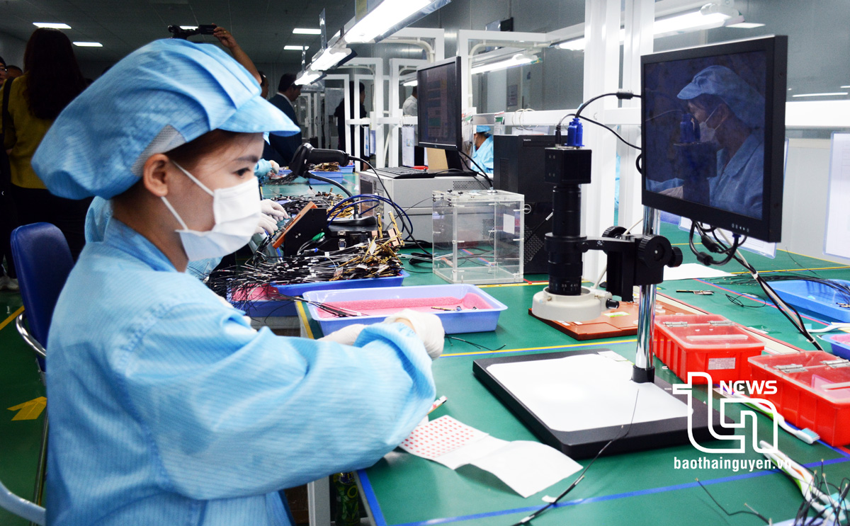 Sản xuất linh kiện điện tử tại Công ty TNHH Công nghệ Win Billion Việt Nam (Khu công nghiệp Sông Công II).