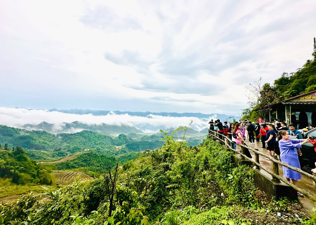Điểm dừng chân Quản Bạ (tỉnh Hà Giang) thu hút được đông đảo khách du lịch. Ảnh: Hoàng Quyên
