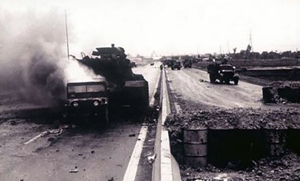 Lữ đoàn tăng 203 cùng Sư đoàn bộ binh 304, Quân đoàn 2 đánh địch trên xa lộ Biên Hòa-Sài Gòn, tiến vào giải phóng Thành phố Sài Gòn