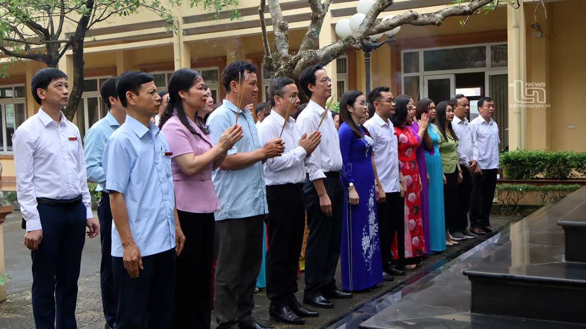 Các đại biểu dâng hương tưởng niệm Chủ tịch Hồ Chí Minh tại nơi tưởng niệm Người trong khuôn viên Trường Chính trị tỉnh.