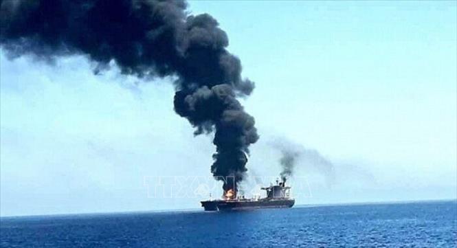 Tàu chở hàng bị lực lượng Houthi tấn công ngoài khơi Hodeidah, Yemen. Ảnh tư liệu: IRNA/TTXVN