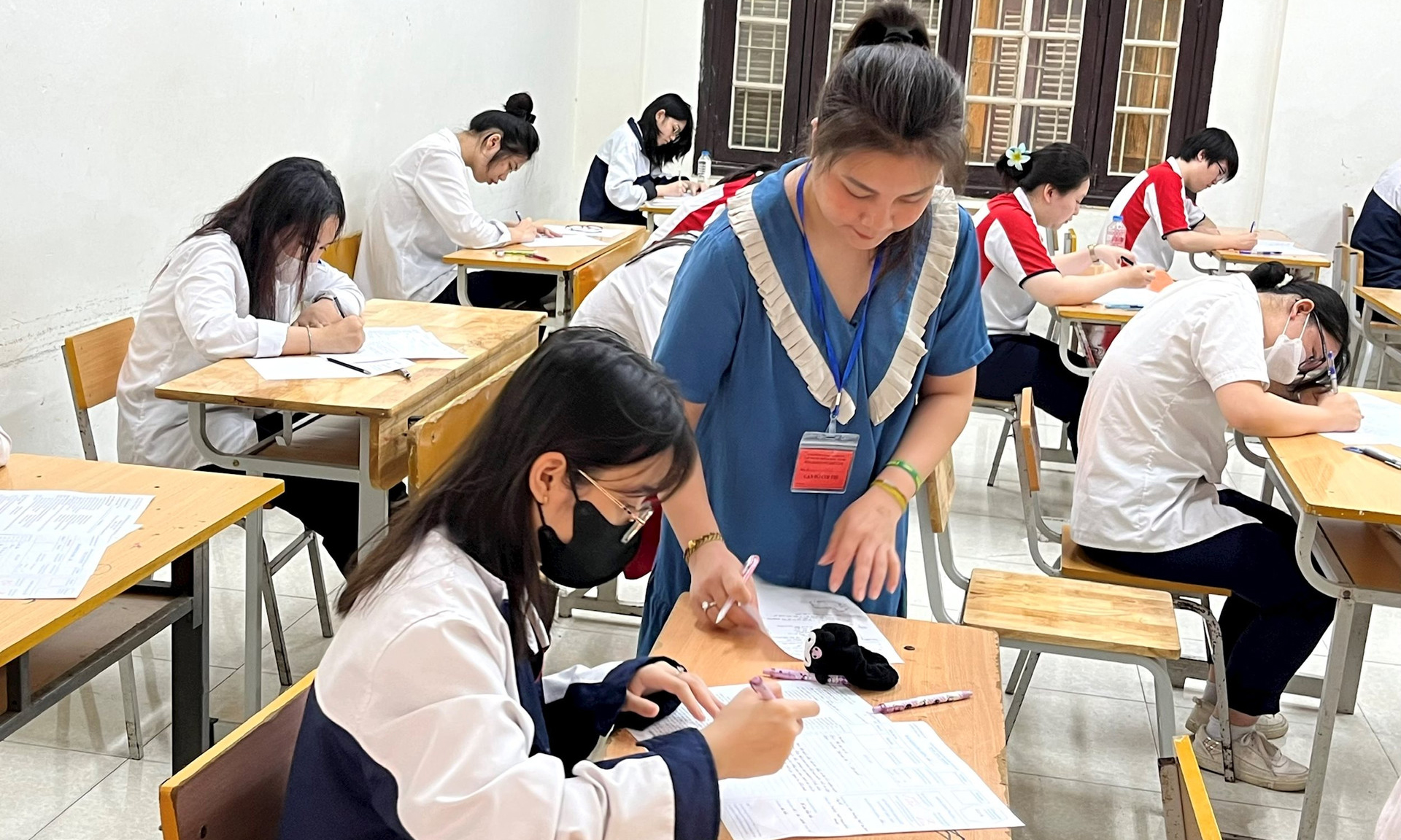 Học sinh Hà Nội làm bài khảo sát chất lượng chuẩn bị cho kỳ thi tốt nghiệp trung học phổ thông năm 2024. (Ảnh: Thống Nhất).