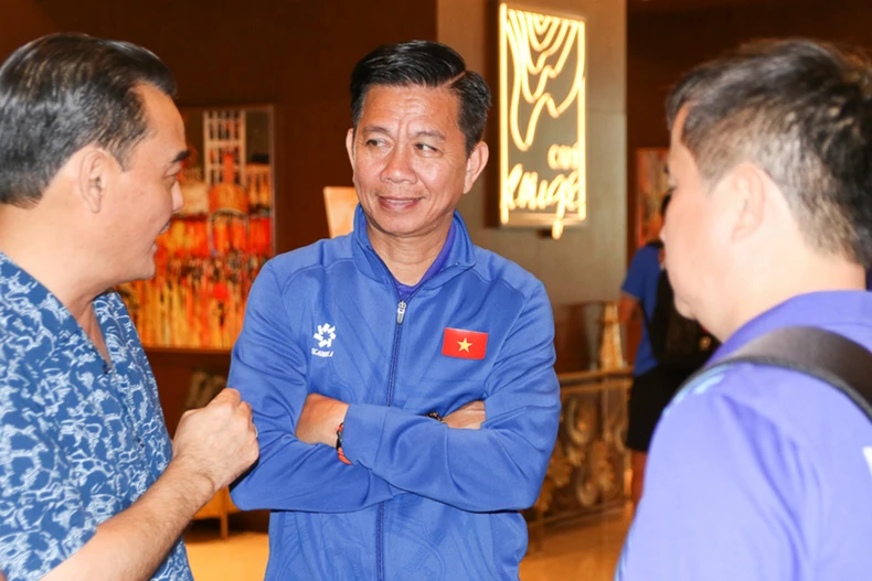 Huấn luyện viên Hoàng Anh Tuấn (giữa) trao đổi cùng các bên liên quan tại khách sạn.