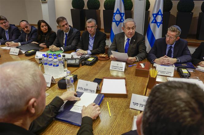 Thủ tướng Israel Benjamin Netanyahu (thứ 2, phải) chủ trì phiên họp nội các tại Tel Aviv. Ảnh: AFP/TTXVN