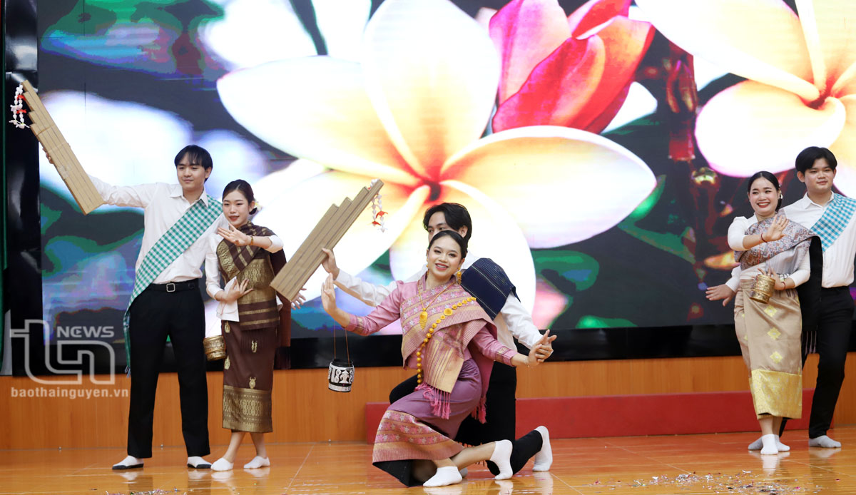 Sinh viên Lào biểu diễn văn nghệ