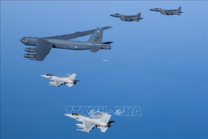 Máy bay ném bom chiến lược B-52H (giữa) của Mỹ cùng máy bay chiến đấu F-15K và KF-16 của Hàn Quốc tham gia cuộc tập trận ngày 6/3/2023. Ảnh: Yonhap/TTXVN