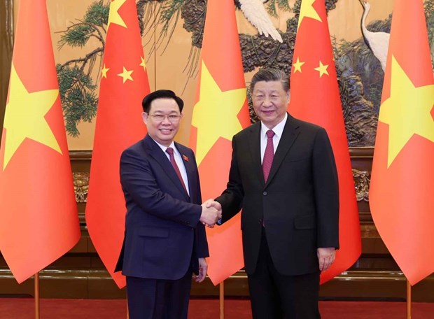 National Assembly Chairman Vuong Dinh Hue (L) meets with General Secretary of the Communist Party of China Central Committee and Chinese President Xi Jinping in Beijing on April 8. (Photo: VNA)