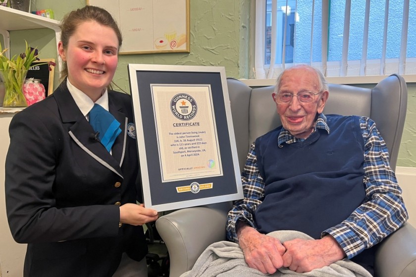 Cụ ông John Alfred Tinniswood, 111 tuổi, chụp ảnh với giấy chứng nhận của Kỷ lục Guinness Thế giới ở Southport, Anh