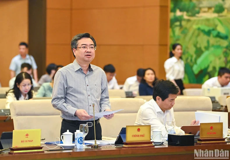Bộ trưởng Xây dựng Nguyễn Thanh Nghị trình bày tờ trình về dự án Luật Quy hoạch đô thị và quy hoạch nông thôn. (Ảnh: DUY LINH)