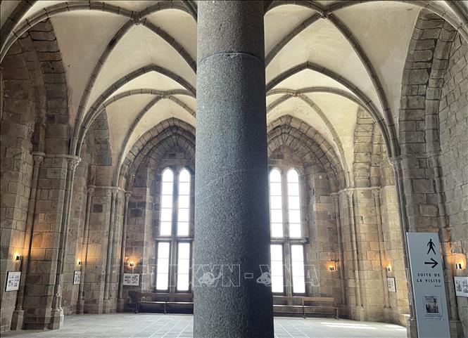 Kiểu kiến trúc vòm nhọn, nhiều cột tròn, cửa sổ có kích thước lớn, thường được thấy trong nhiều nhà thờ, cung điện cổ ở châu Âu.