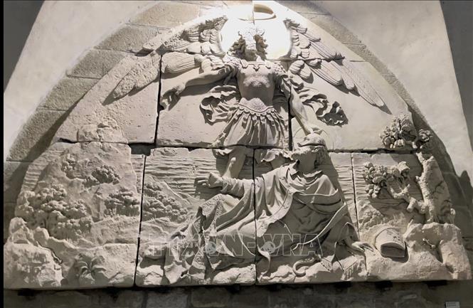Bức phù điêu trên tường mô tả cảnh thánh Saint-Michel xuất hiện trong giấc mơ của Giám mục Aubert.