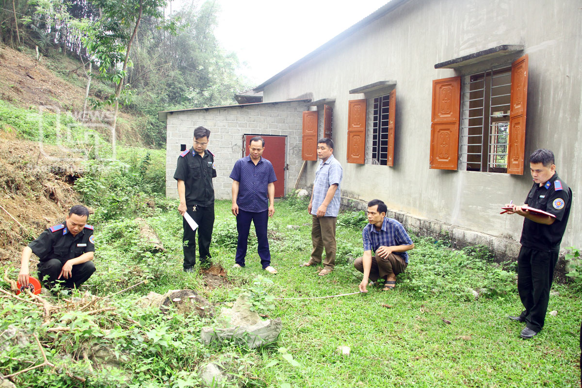Ban Quản lý rừng đặc dụng, phòng hộ tỉnh phối hợp với UBND xã Thượng Nung khảo sát để hỗ trợ xây dựng công trình phụ cho xóm Tân Thành.