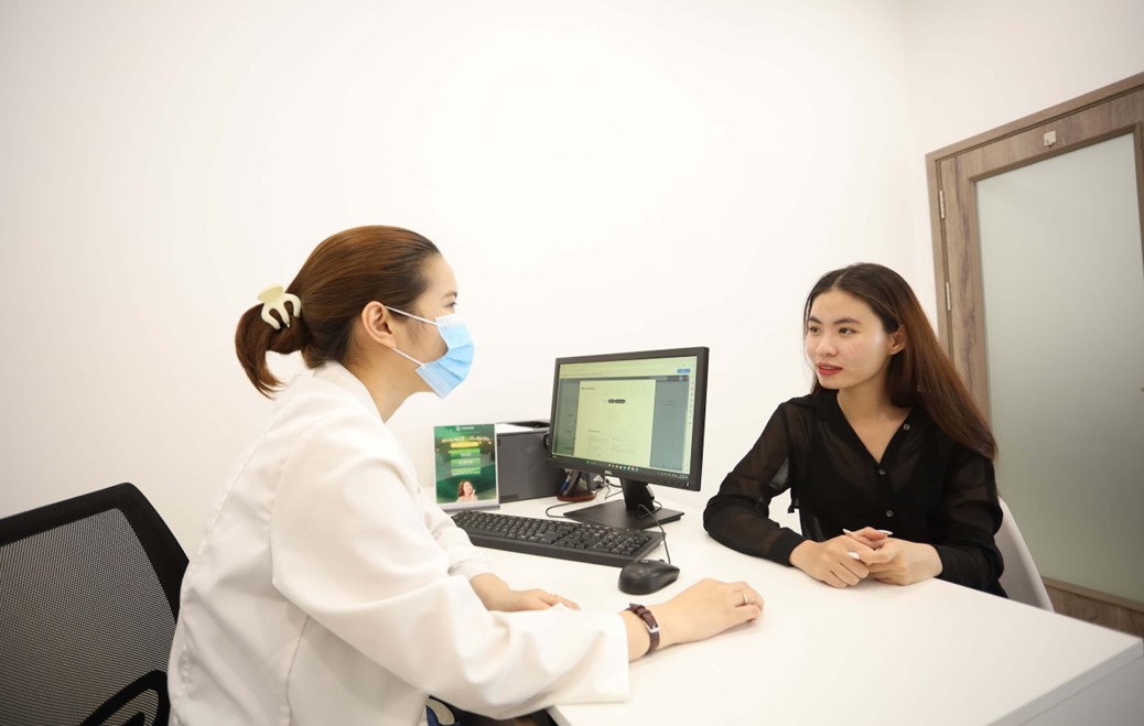 Khách hàng thăm khám và điều trị tại phòng khám da liễu Pro Skin