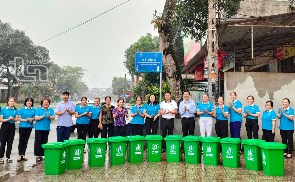 Các thành viên của Mô hình nhận thùng rác để thực hiện thu gom rác thải đúng quy định, bảo vệ môi trường.