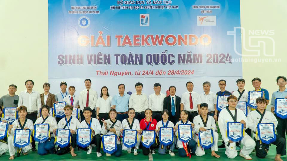 Ban Tổ chức Giải Taekwondo sinh viên toàn quốc năm 2024 chụp ảnh lưu niệm với các Đoàn vận động viên tham dự Giải.