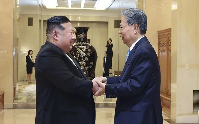 Nhà lãnh đạo Triều Tiên Kim Jong Un và Ủy viên Thường vụ Bộ Chính trị Trung ương Đảng Cộng sản Trung Quốc, Ủy viên trưởng Ủy ban Thường vụ Đại hội Đại biểu Nhân dân (Nhân Đại) Toàn quốc Trung Quốc Triệu Lạc Tế. (Nguồn: Xinhua)