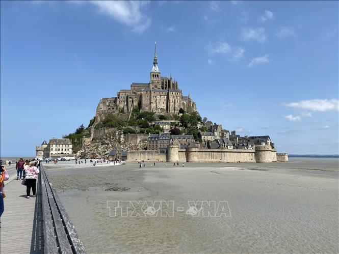 Mỗi khi thủy triều lên, tu viện Mont-Saint-Michel giống như một ngọn hải đăng nhìn ra biển. Ảnh: Nguyễn Thu Hà - P/v TTXVN tại Pháp