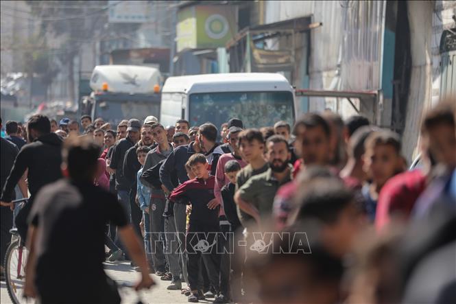 Người dân xếp hàng chờ mua bánh mỳ tại thành phố Gaza ngày 14/4/2024. Ảnh: THX/TTXVN