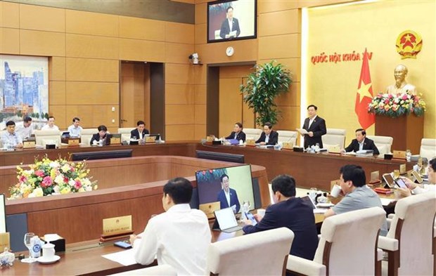 越南国会主席王廷惠主持召开国会常务委员会法律专题会议。图自越通社
