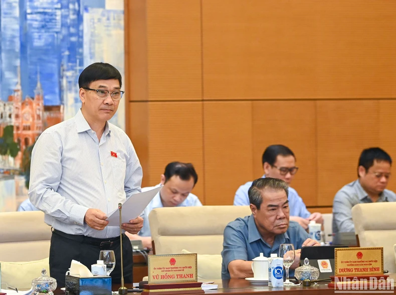 Chủ nhiệm Ủy ban Kinh tế của Quốc hội Vũ Hồng Thanh báo cáo thẩm tra sơ bộ dự án Luật. (Ảnh: DUY LINH)