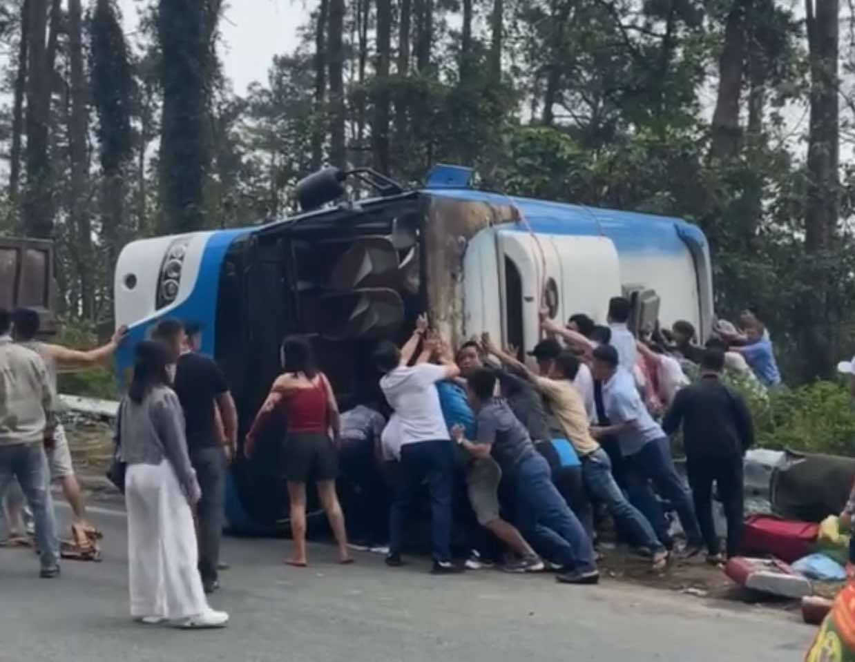 Nhiều người đã cố gắng cứu hộ ban đầu nhưng không thành. Ảnh: Đức Tuấn